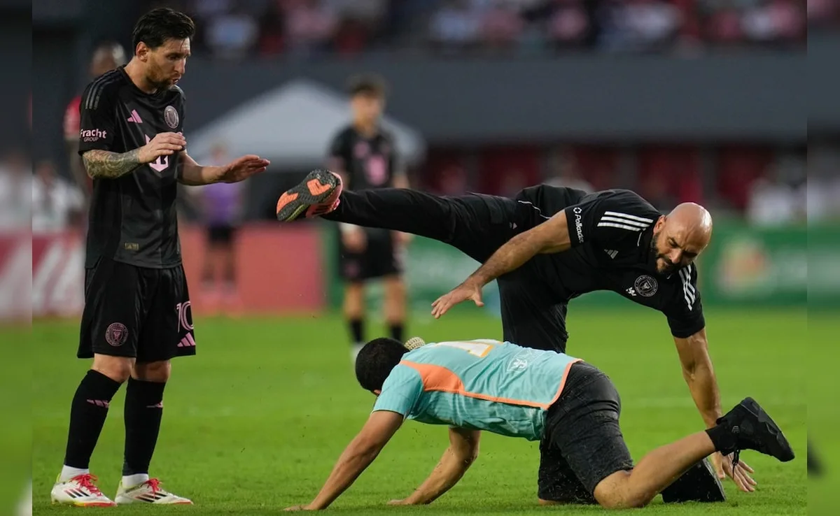 Le garde du corps de 3 millions de dollars par an de Lionel Messi ne parvient pas à empêcher l’envahisseur de pitch qui embrasse la super star en milieu de match. Vidéo virale