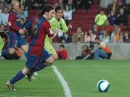 C’est ainsi que réagit Leo Messi lorsque Suárez rate de nombreux buts 😂 #comedy #futbol #humorfutbolero