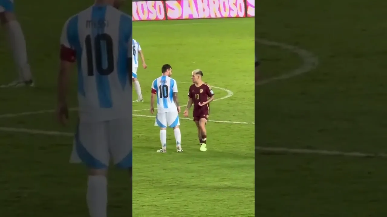 Lionel Messi et Yeferson Soteldo se disputent lors du match Venezuela contre Argentine.