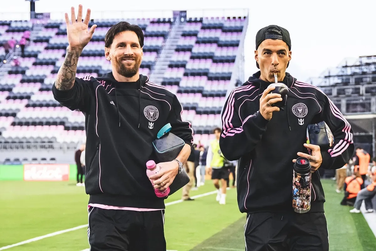 Lionel Messi arrive de manière vintage à son premier match MLS de la saison 2025, aux côtés de Luis Suarez