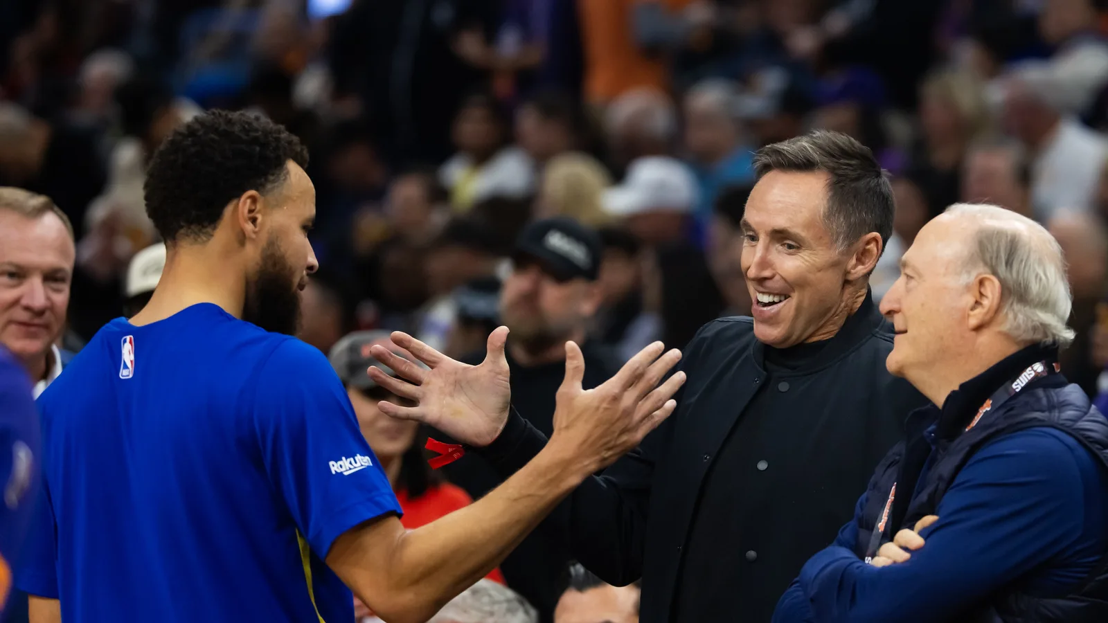 Le garde du corps de Lionel Messi élimine Steve Nash alors que la NBA Hall of Famer joue dans le match de football de la charité de Ronaldinho