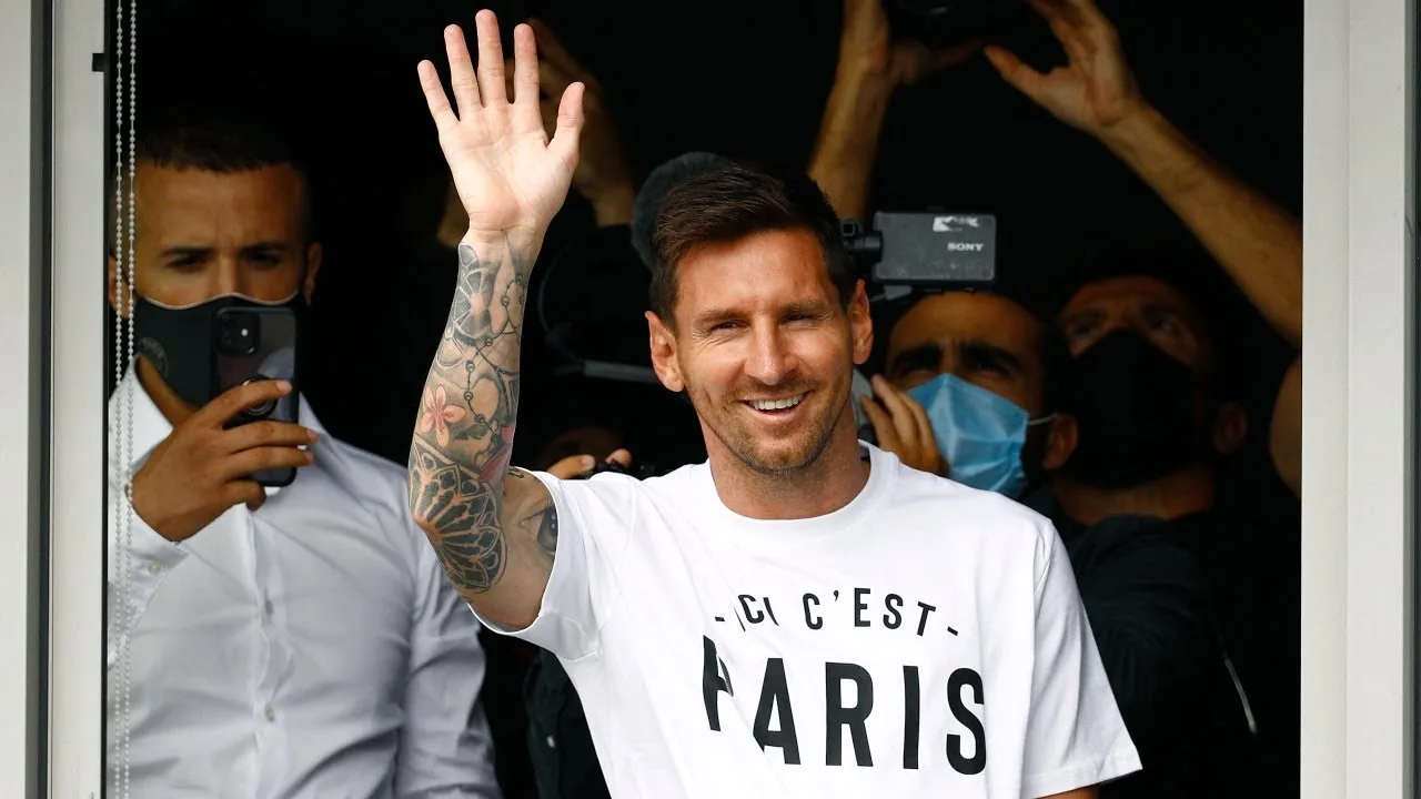 Lionel Messi es aclamado en París por aficionados del PSG