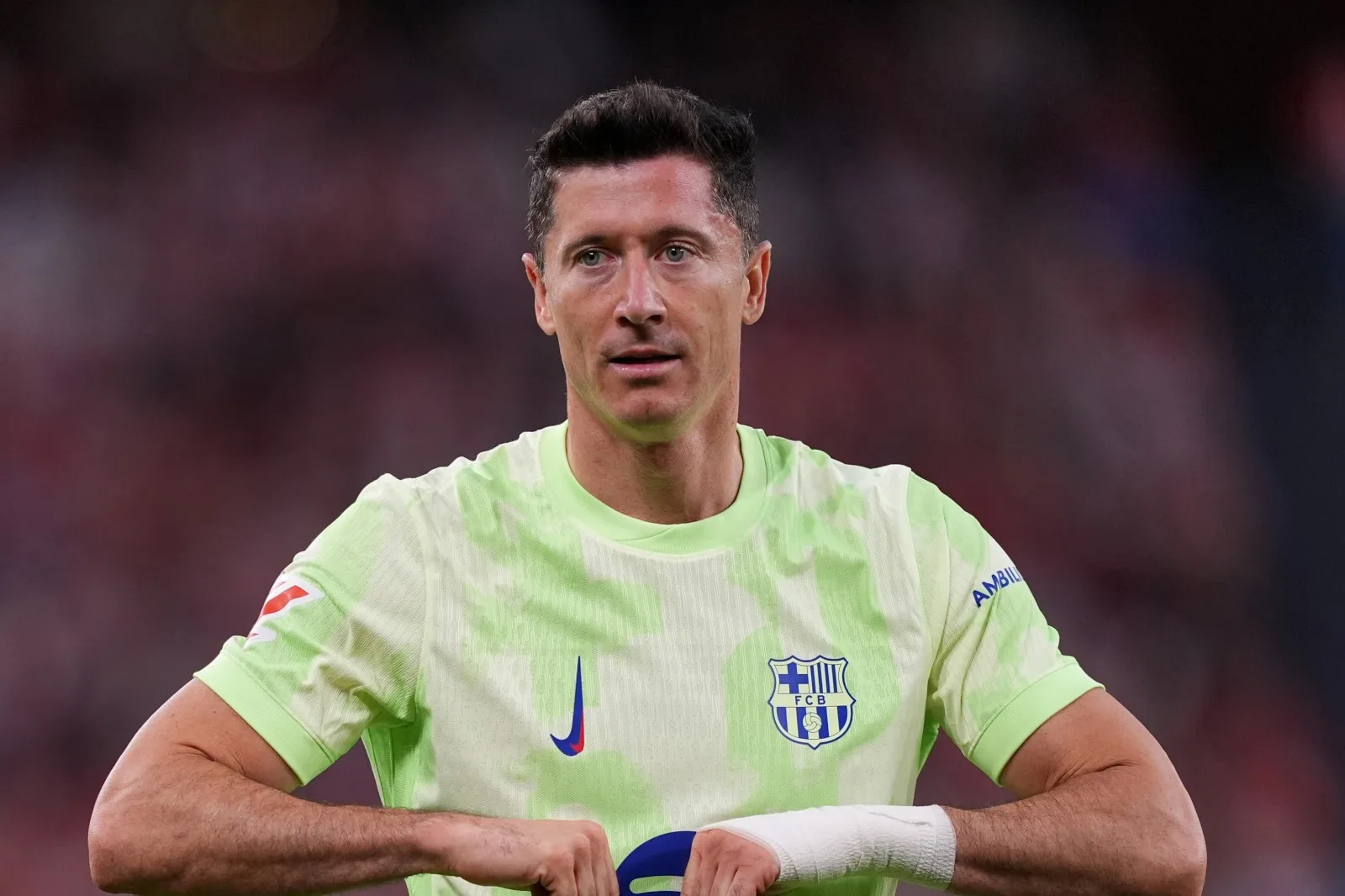 Robert Lewandowski brise le sons du Barça Wall et dépasse Lionel Messi