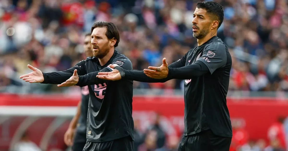 La mise à jour du contrat de Lionel Messi émerge avec Luis Suarez dans la même position
