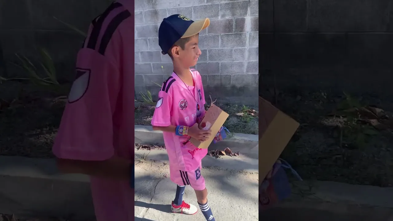 Levi Sandoval tiene unos regalitos para Leo Messi