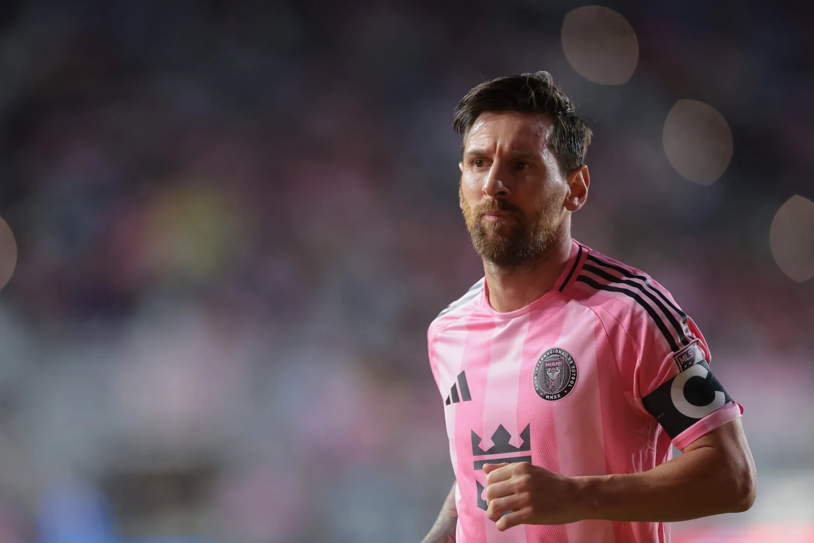Lionel Messi déclenche une controverse en MLS : Appels à une réforme de l’arbitrage après les matchs récents.