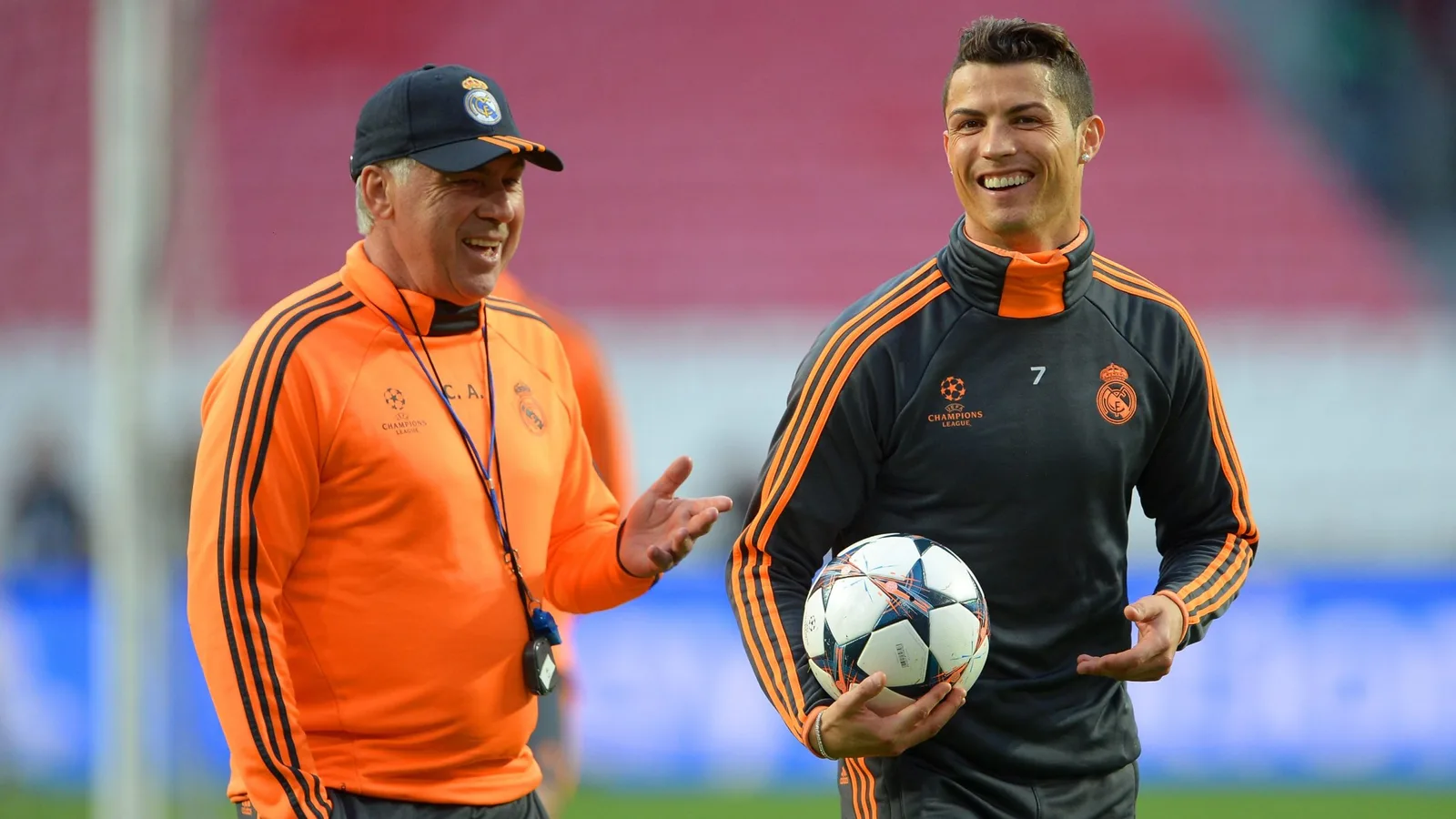 Carlo Ancelotti soutient la réclamation de chèvre de Cristiano Ronaldo sur Lionel Messi en tant que Real Madrid, hommage spécial à CR7 à son 40e anniversaire