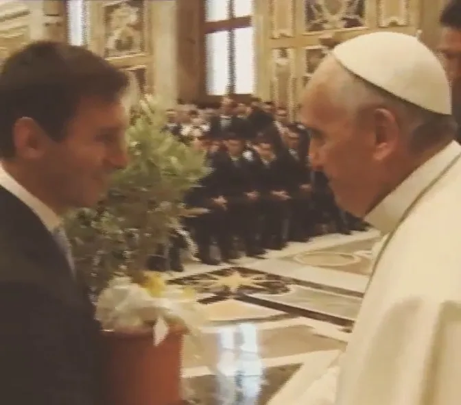 Le tout premier post Instagram de Leo Messi refait surface après le décès du pape François. –