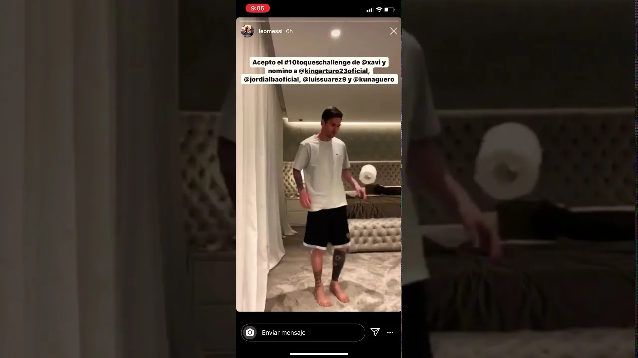 ?Leo messi juando con papel de baño en su cuarentena