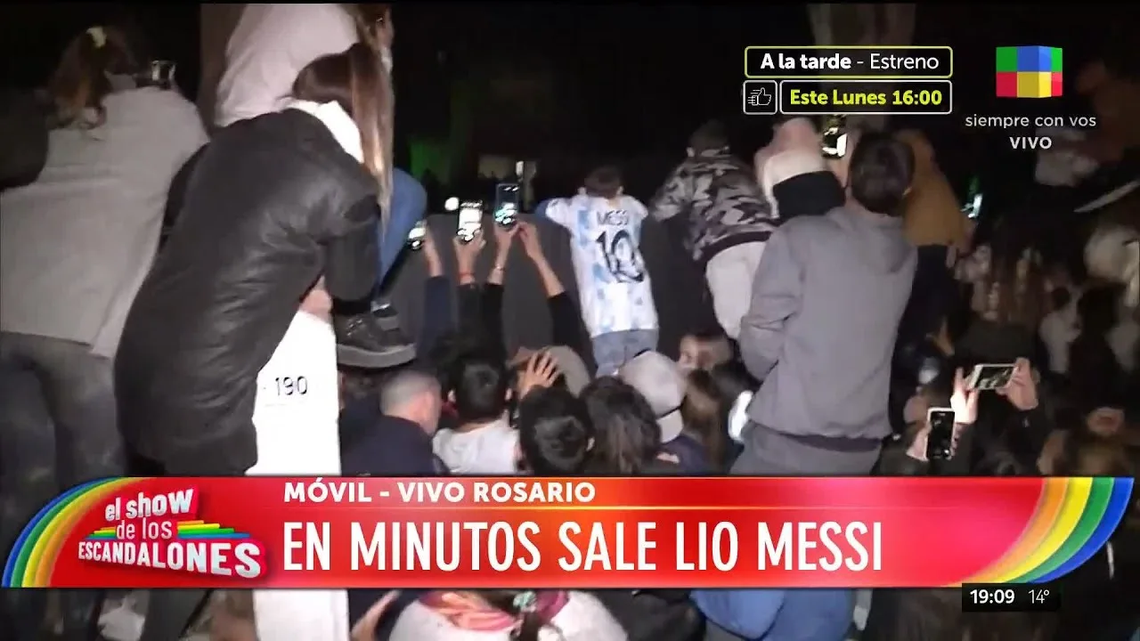Lionel Messi sale a saludar a la gente