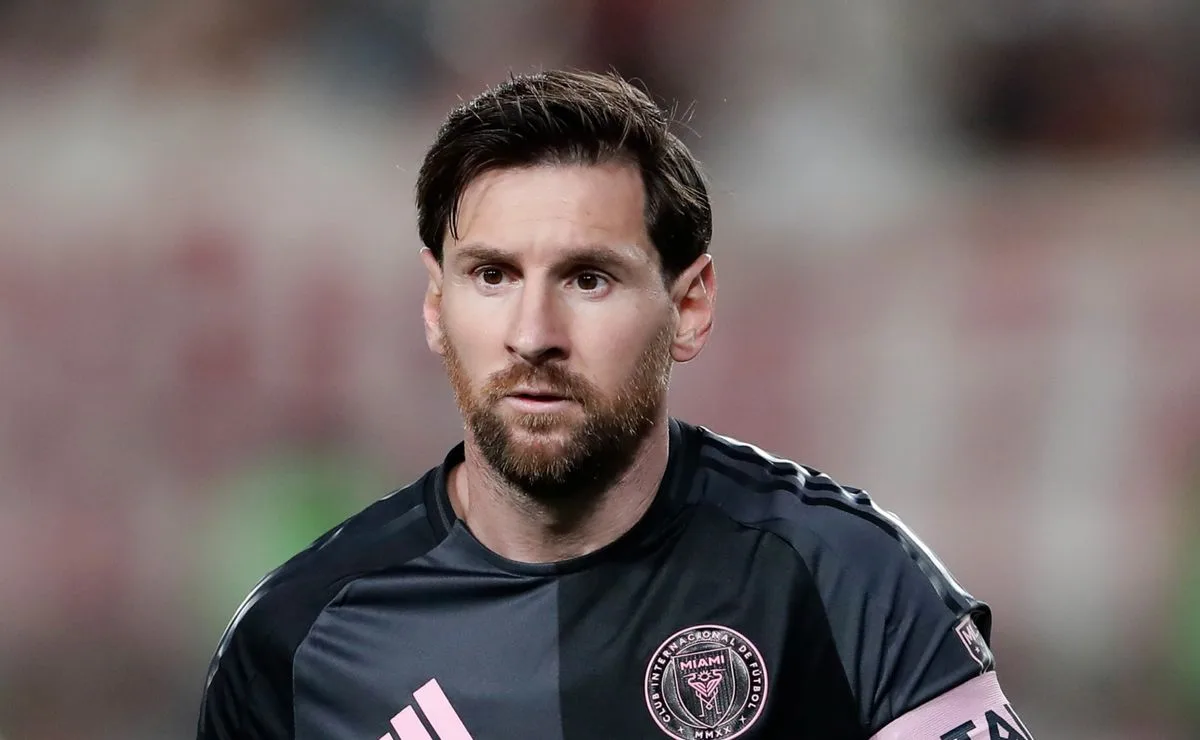 Logan Paul prend une balle sur Lionel Messi, propose de lutter contre la querelle de boisson énergisante