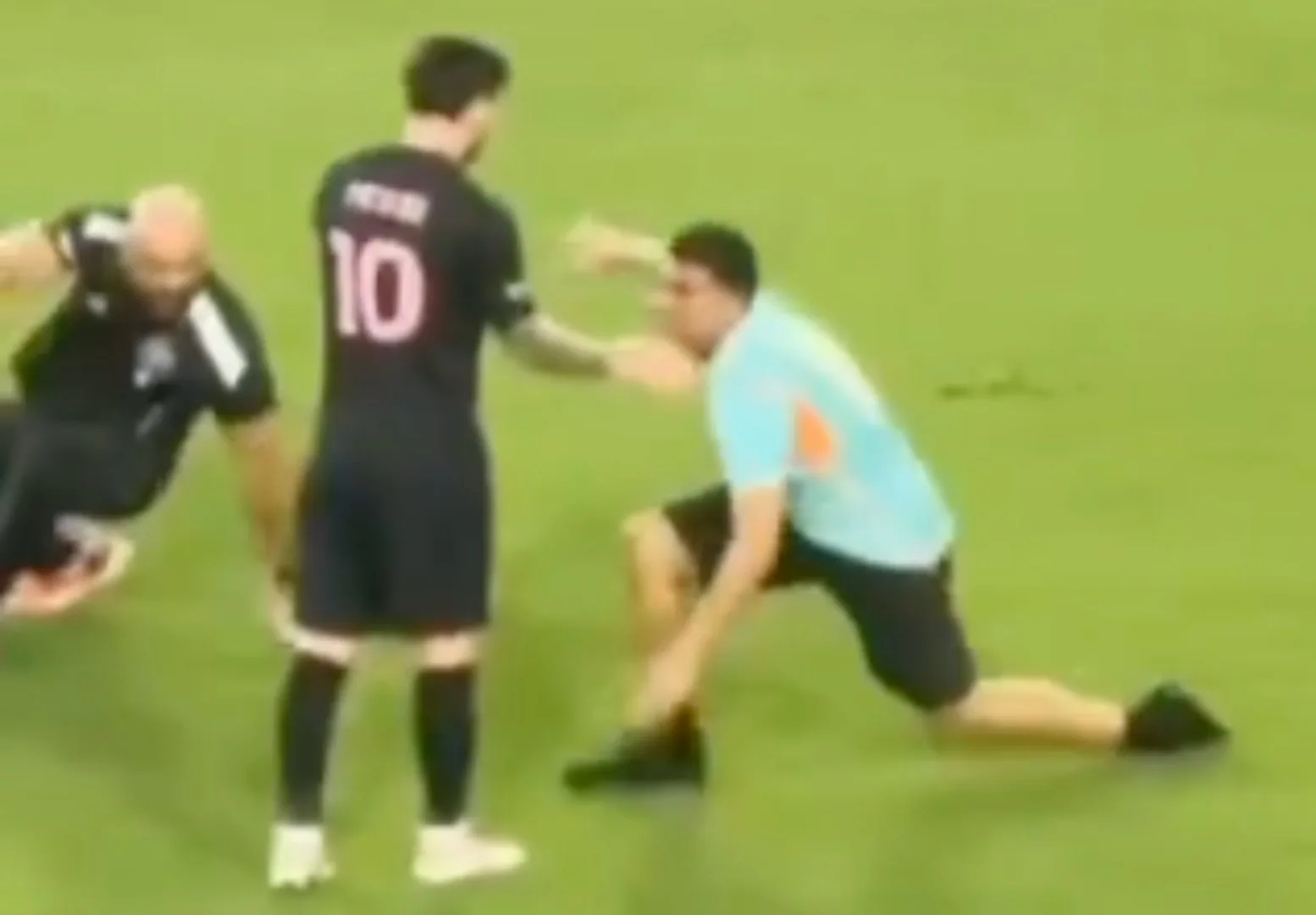 Les fans plaisantent que le garde du corps de Lionel Messi a finalement été vaincu