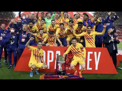 Leo Messi lifts the trophy! (BARÇA COPA DEL REY CELEBRATION)