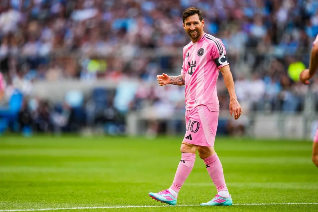 La star des Cowboys Dak Prescott frappe la légende du football Lionel Messi sur une cheville avec 2 000 000 $