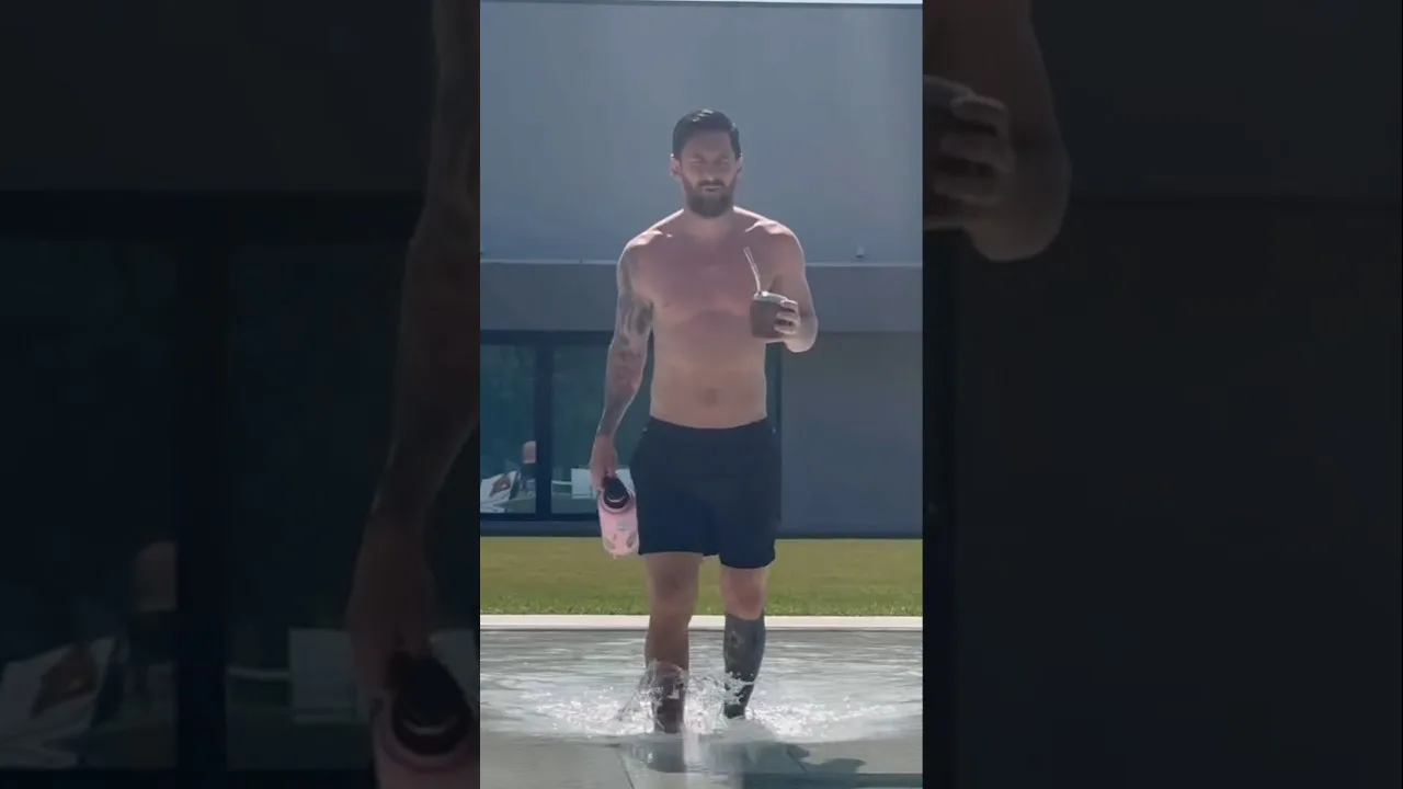 IMAGINATE QUE TE CAIGA LEO MESSI CON UNOS MATES EN LA PILETA 🔥 #cumbia #messi #mates #verano #futbol