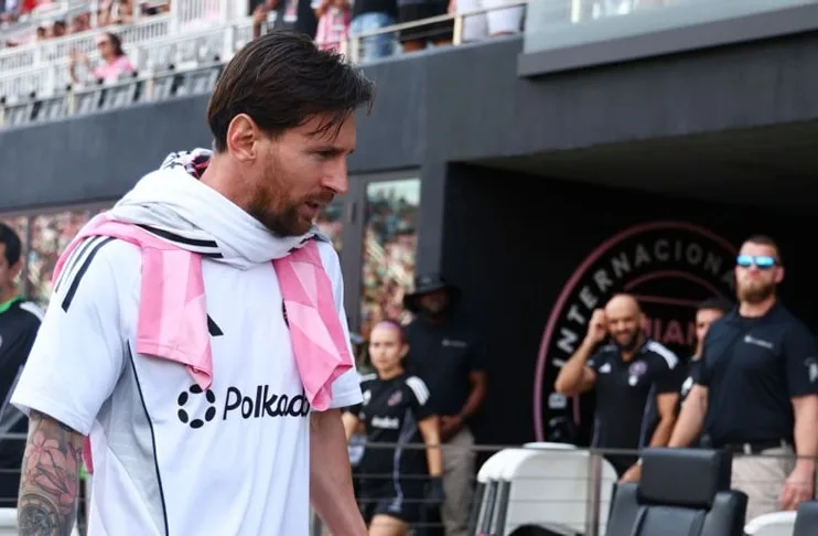 Lionel Messi regarde du banc comme 10 hommes Inter Miami Edge Charlotte FC