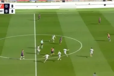 Lamine Yamal dribble au-de