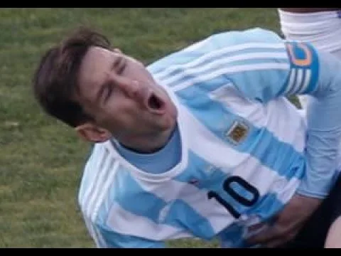 Gary Medel vs Lionel Messi (Patada Street Fighter)