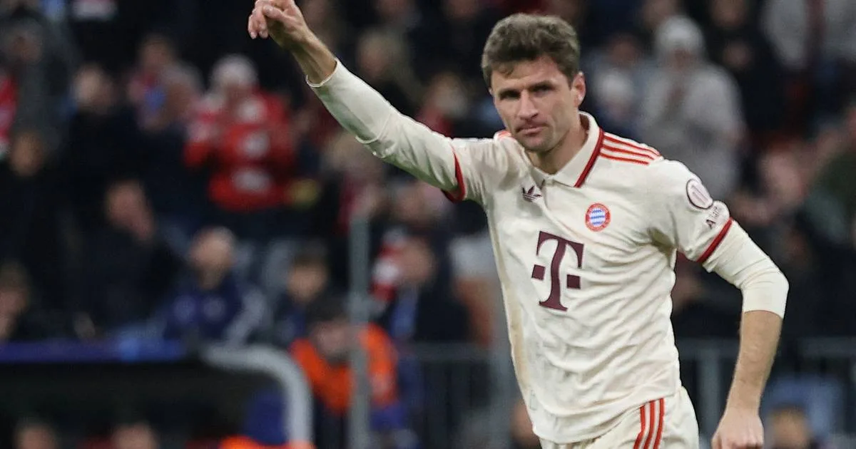 Thomas Müller tire la même chose avec Lionel Messi