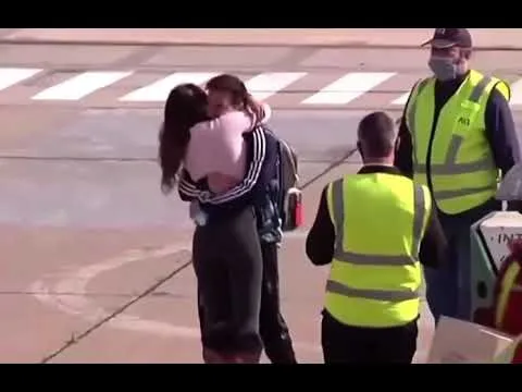 Abrazo de  Leo Messi y Antonella después de ser campeón