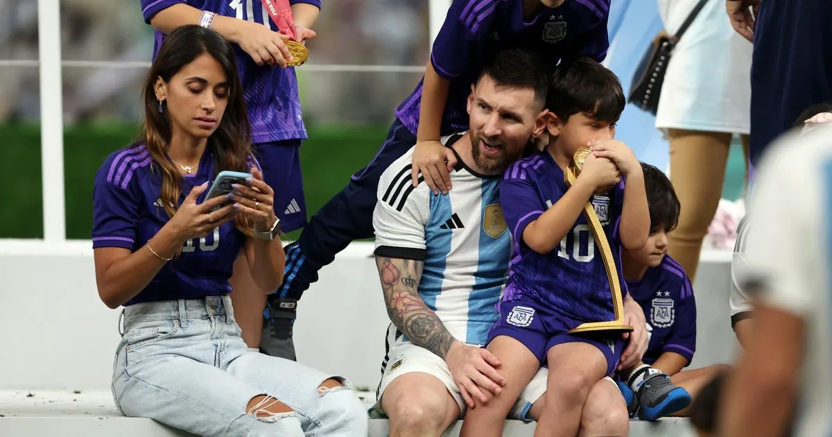 David Beckham obtient son propre chemin après que la femme de Lionel Messi ait faite à propos de lui en parlait de volume