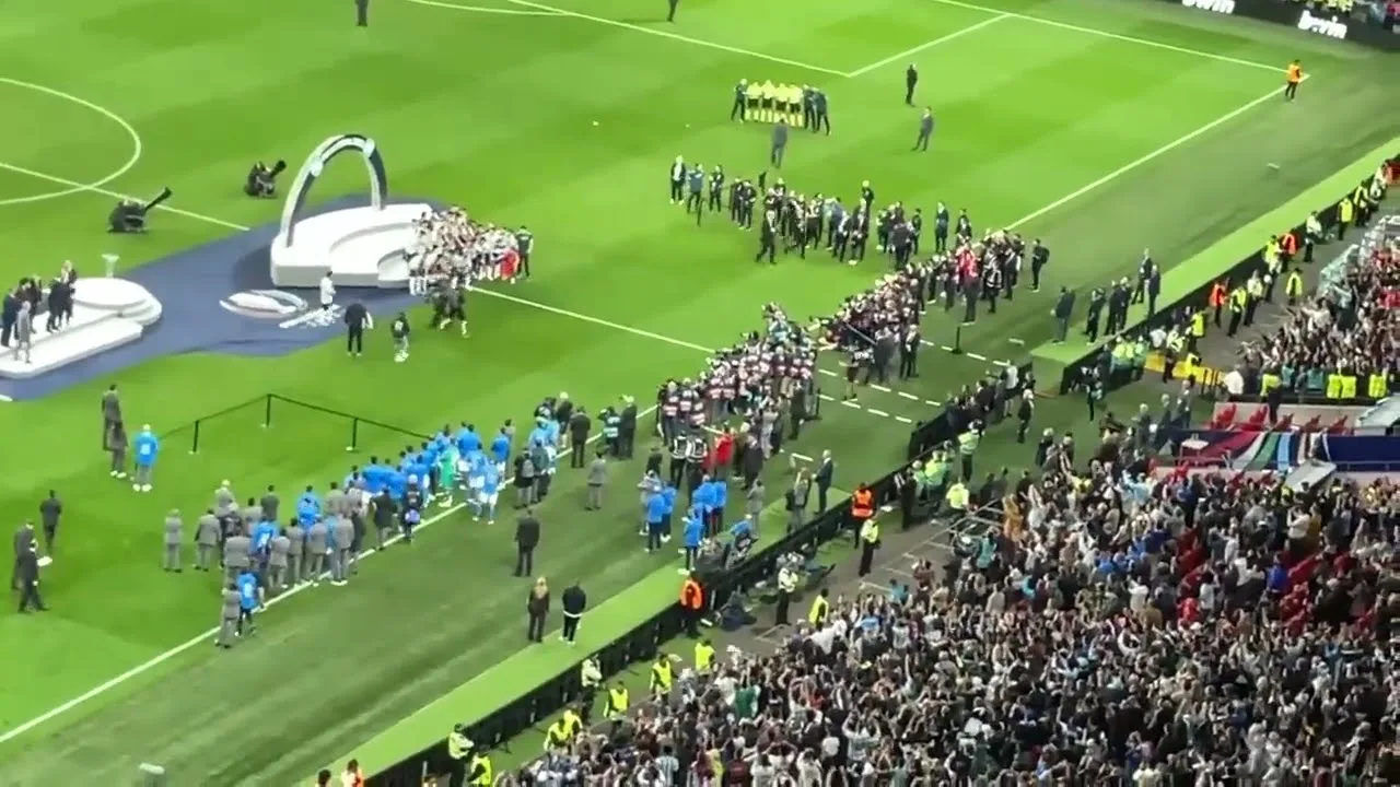 ARGENTINA PLAYER GET MEDAL AND LIFT FINALISSIMA TROPHY BY