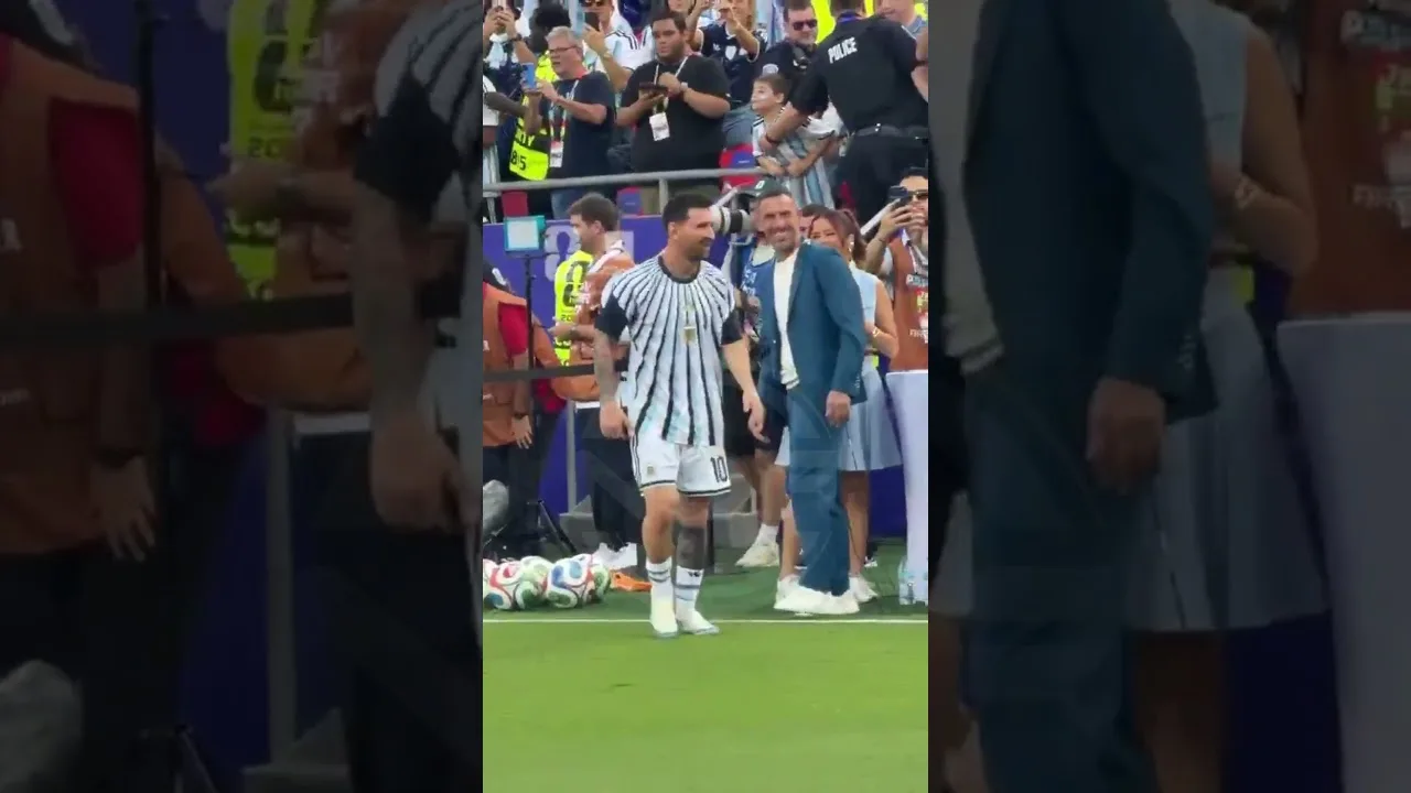La grande humilité de Leo Messi saluant ses amis 😍 #leomessi #messi #mundial #argentina #futbol
