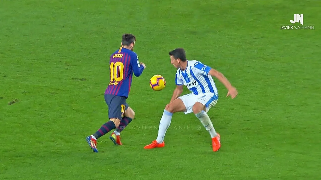 Lionel Messi Dominating Everyone 2019! Dribbling Skills