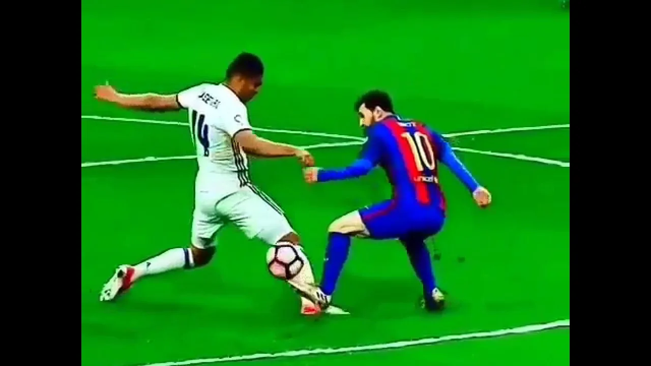 Lionel Messi humiliates Casemiro and he tackles horribly