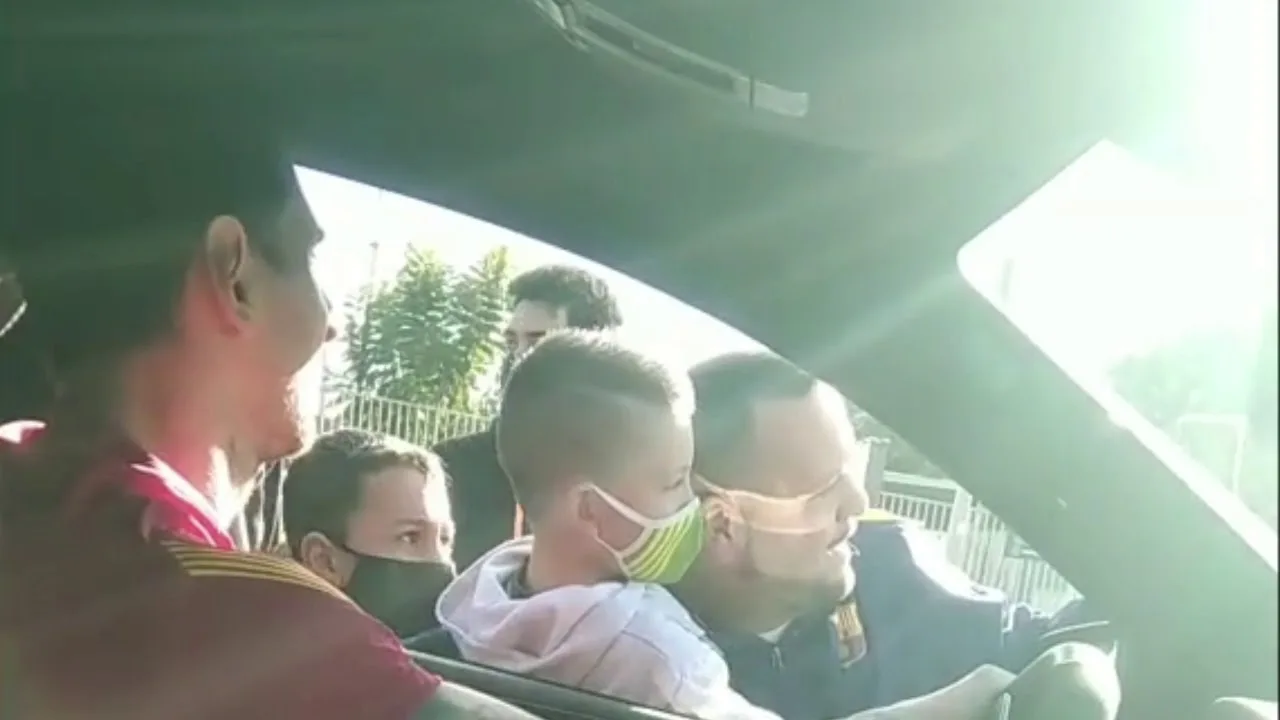 طفل يطالب ليونيل ميسي بالبقاء || || un niño pide a leo messi