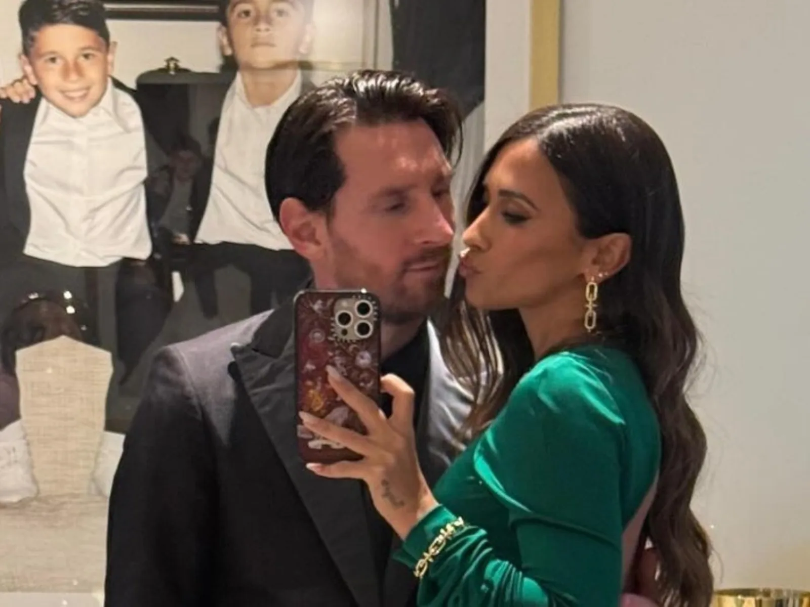 Le look impressionnant de Lionel Messi et Antonela Roccuzzo pour assister à la super fête pour les années 50 de David Beckham