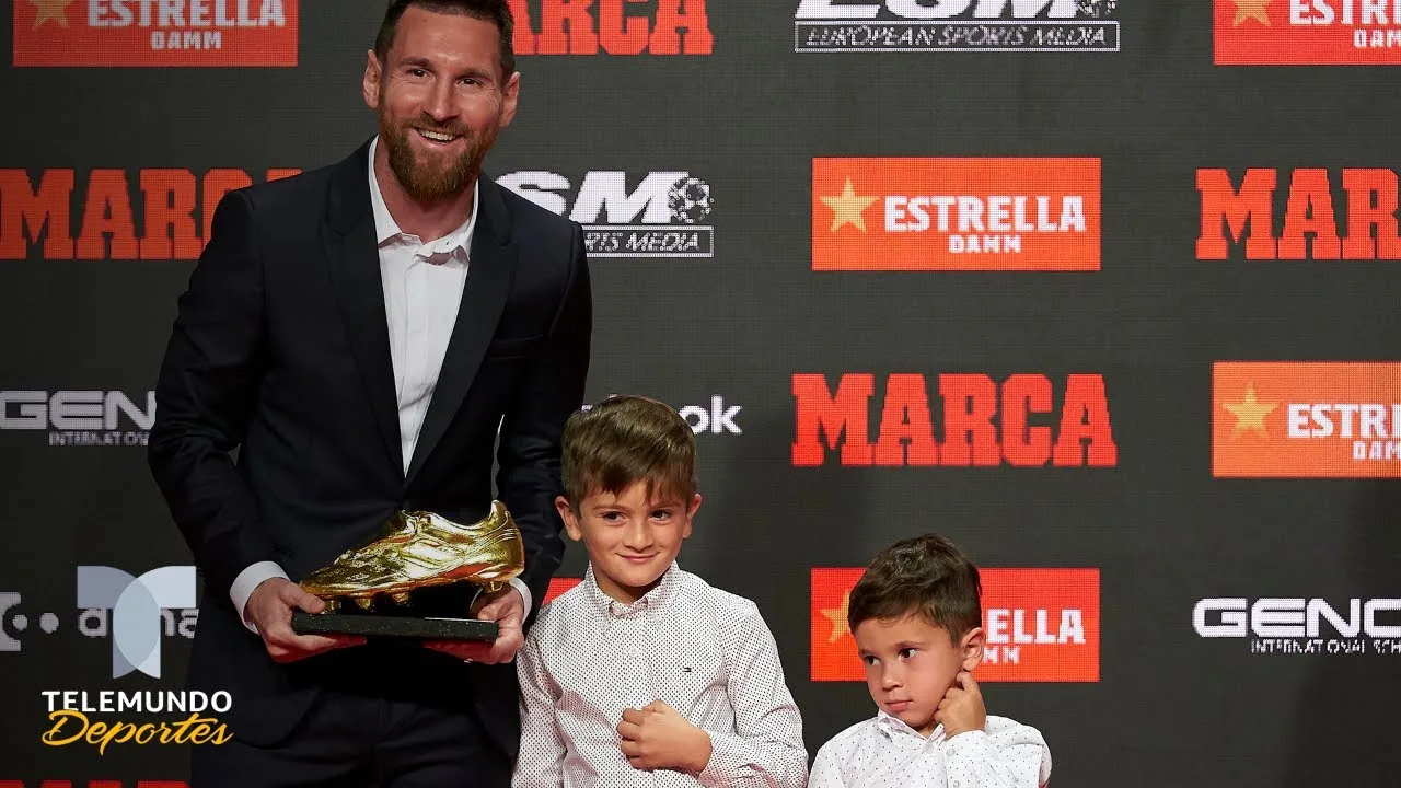 Thiago y Mateo le entregan la Bota de Oro a Lionel Messi |