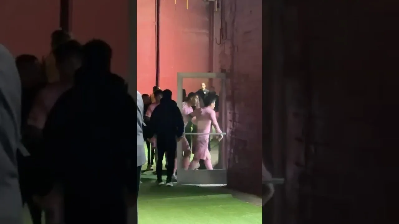 Luis Suárez tente de contenir la fureur de Lionel Messi après la défaite du LAFC contre l’Inter Miami