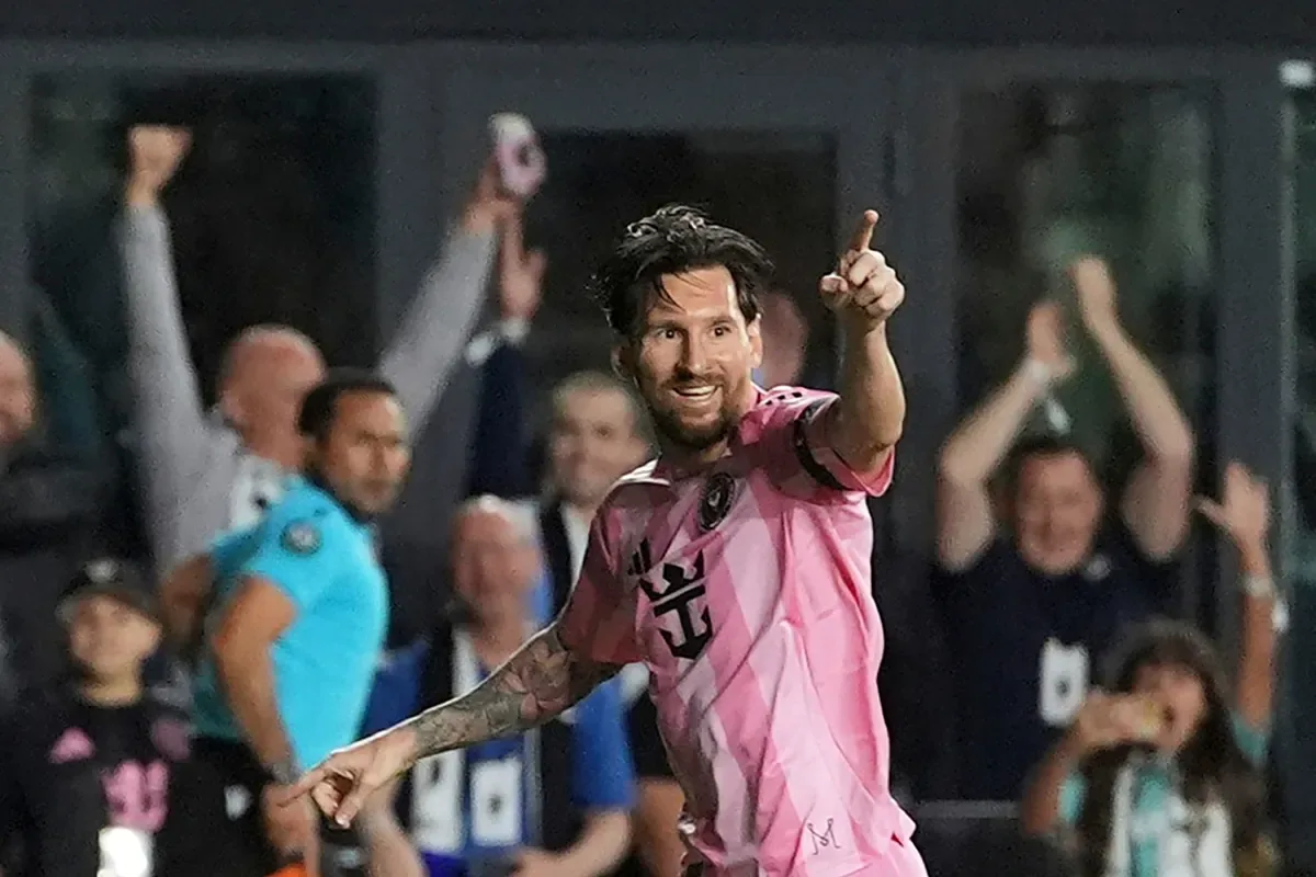 Lionel Messi et Luis Su�rez jouaient comme des enfants quand Messi a choqué tout le monde après une astuce incroyable
