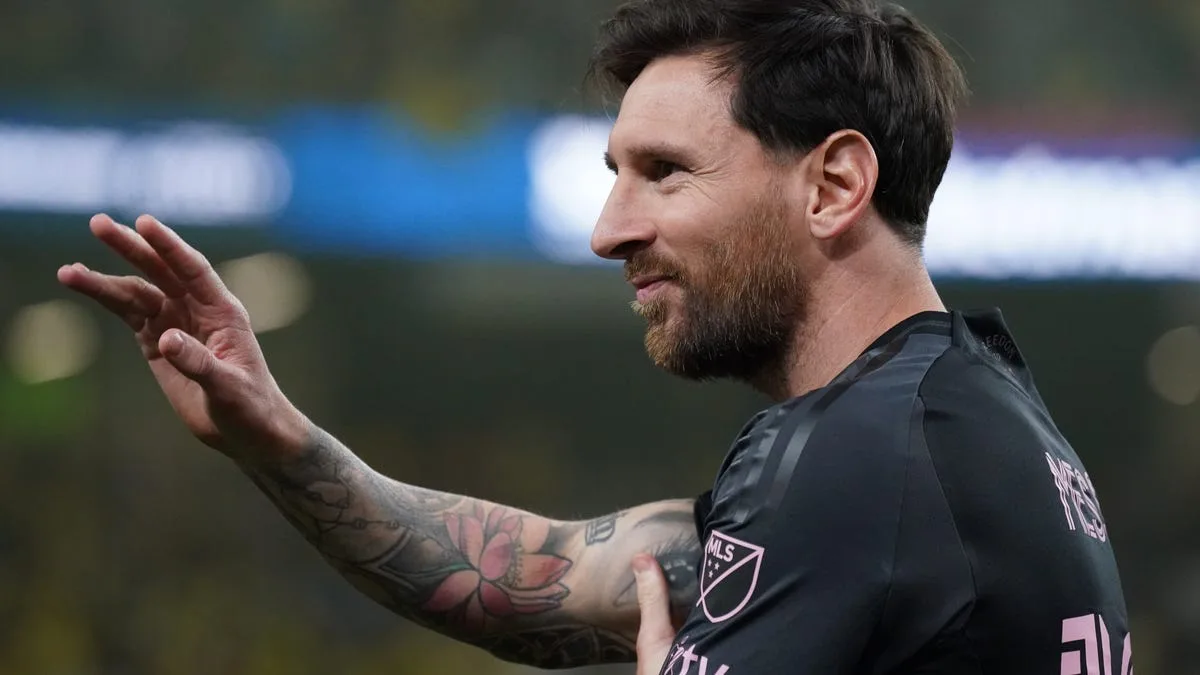 Lionel Messi donne un coup de pied au football à Apple, MLS AD après Super Bowl