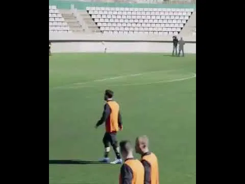Leo messi dá cueca a um jornalista