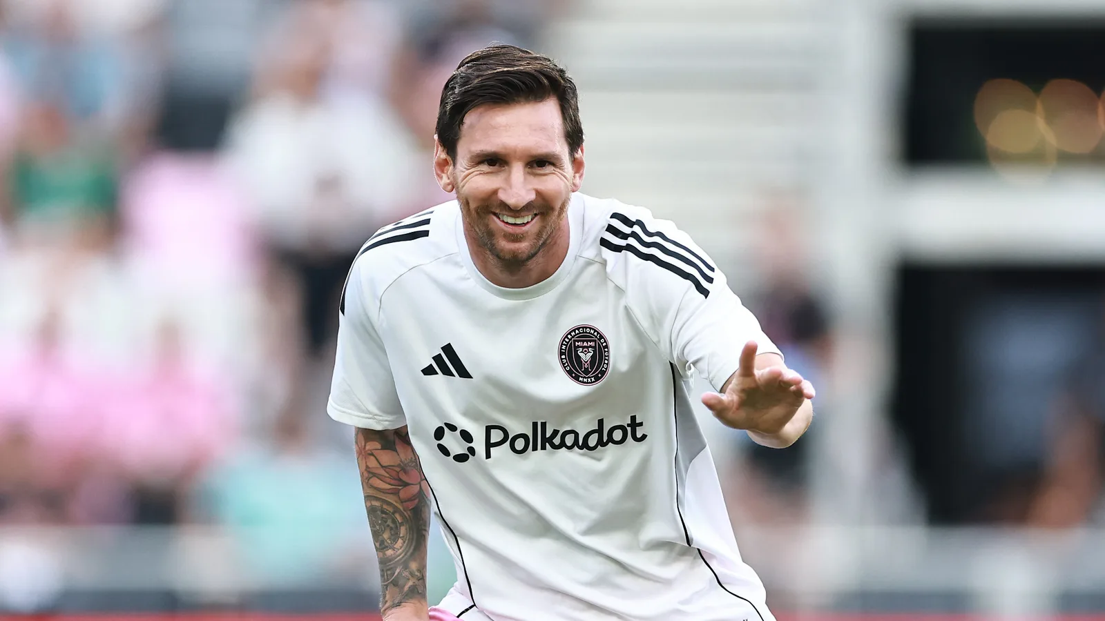 Le fan de Lionel Messi a brouillé par la sécurité après l’avoir précipité …