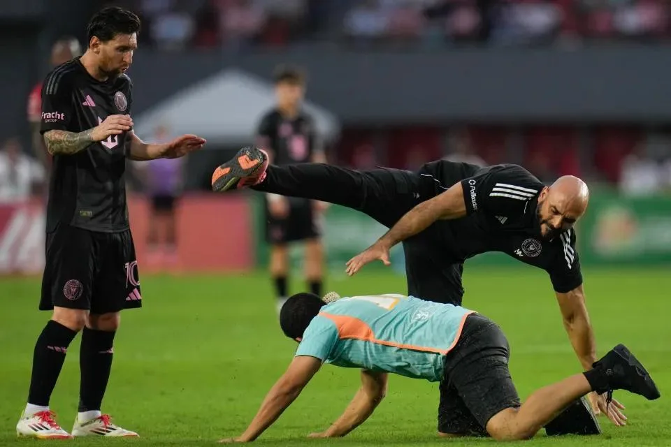 Moment maladroit de l’ancien garde du corps de Navy Seal de Lionel Messi  » est enfin vaincu ‘par Pitch Invader