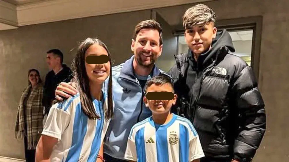 Lionel Messi prend des photos avec les enfants d’Arturo Vidal