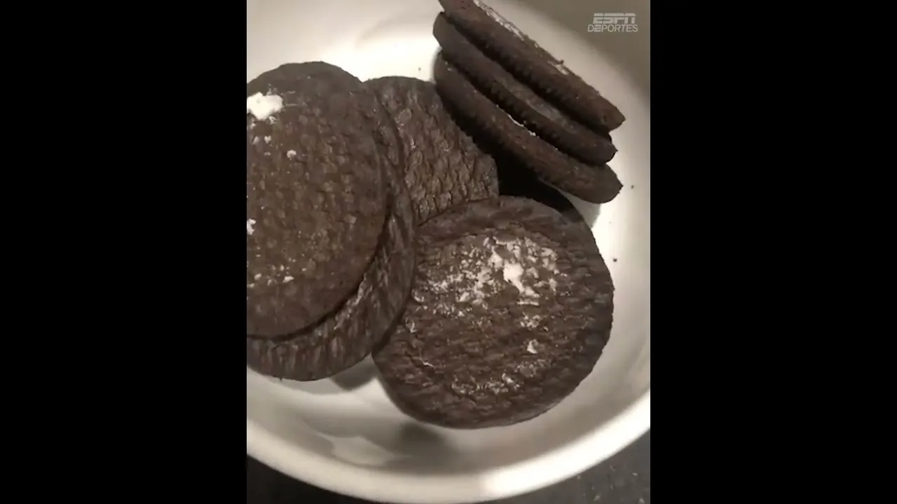 Leo Messi enseña a crear dulce con oreo.