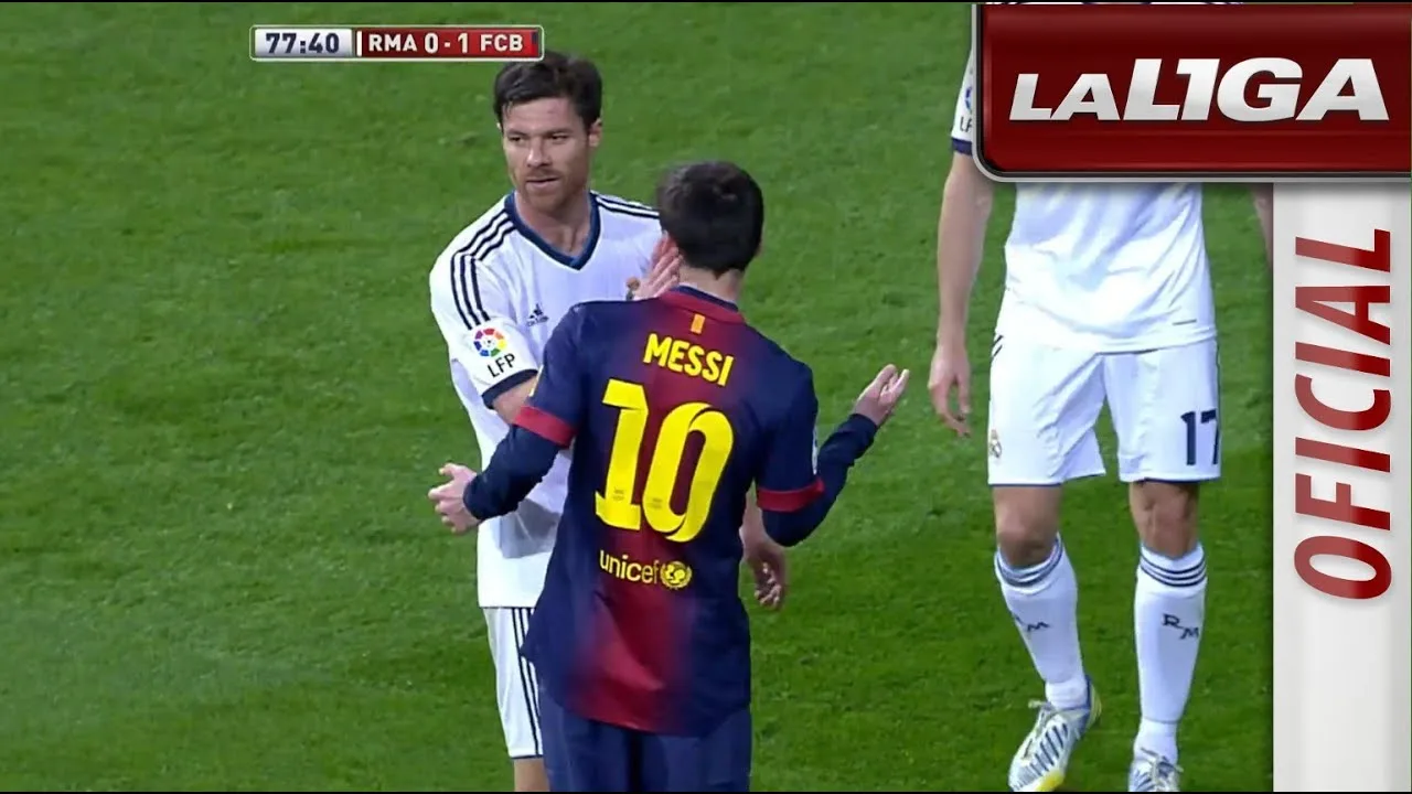 Golpecitos de Arbeloa y Alonso a Lionel Messi