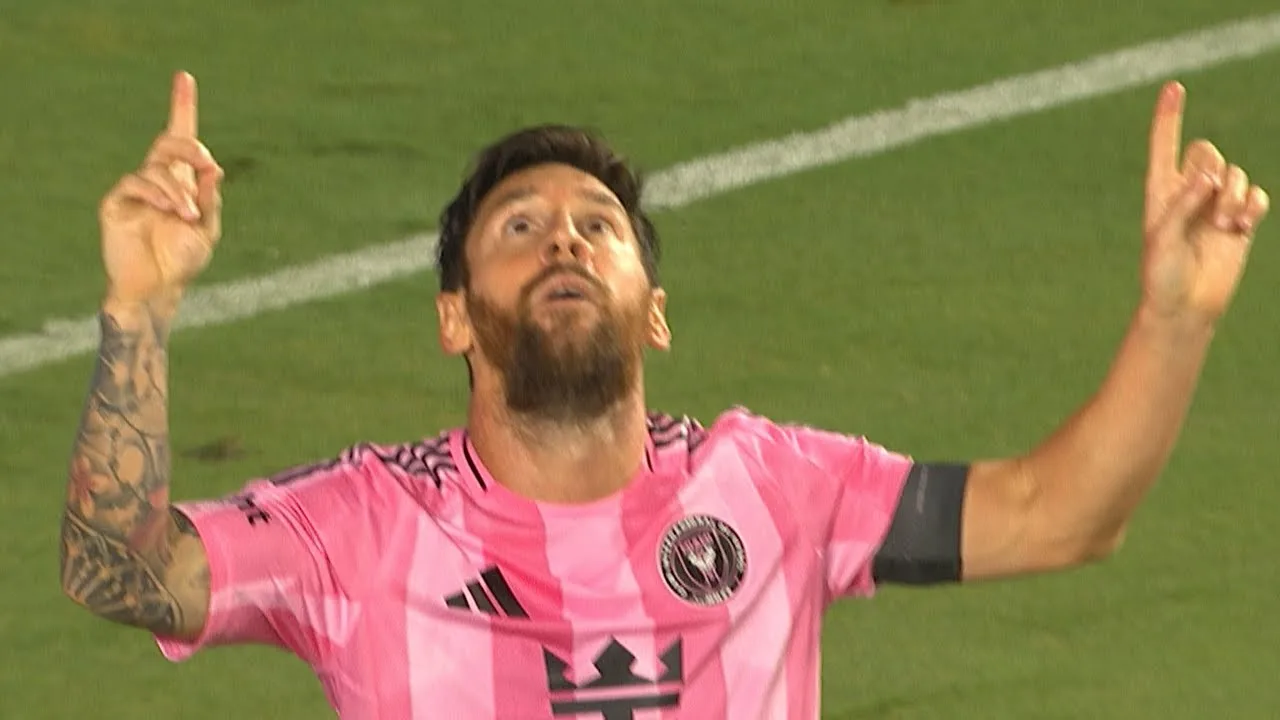 Lionel Messi enlève le ballon du gardien de but et marque son deuxième but de match