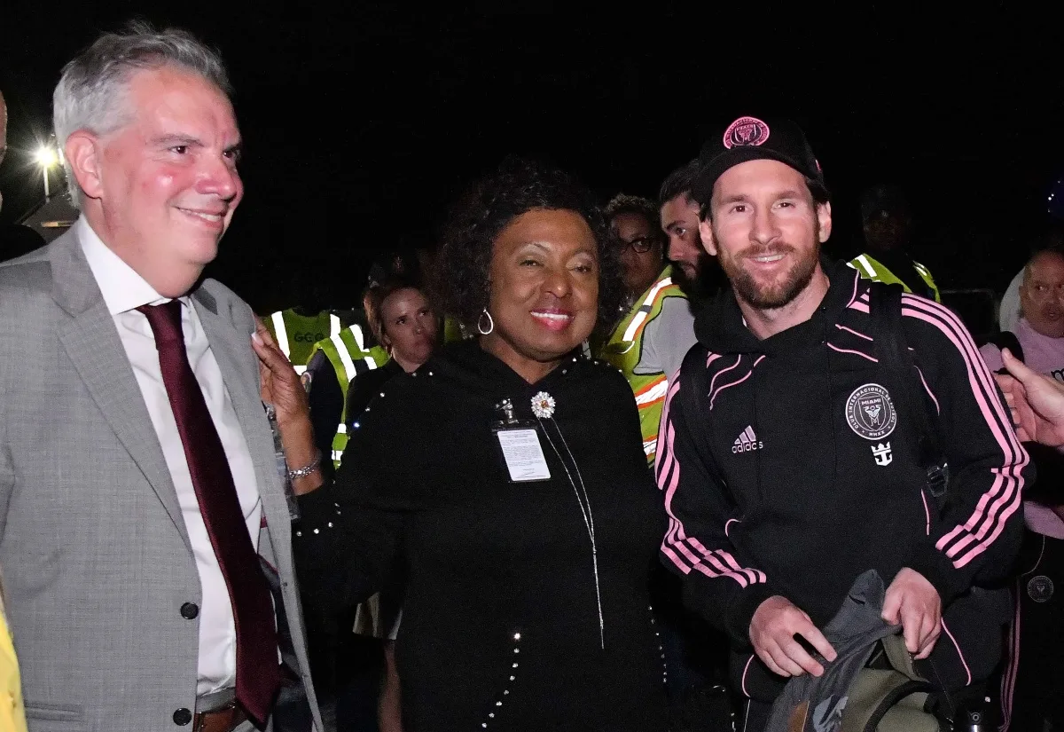 Lionel Messi a accueilli en Jamaïque par la ministre des Sports Olivia Grange