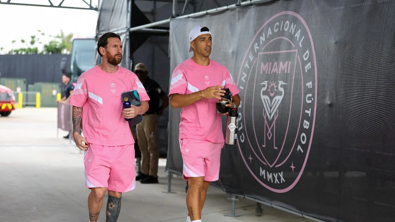 Lionel Messi et Luis Suarez dévoilent le nouveau Uruguayan Club Deportivo LSM