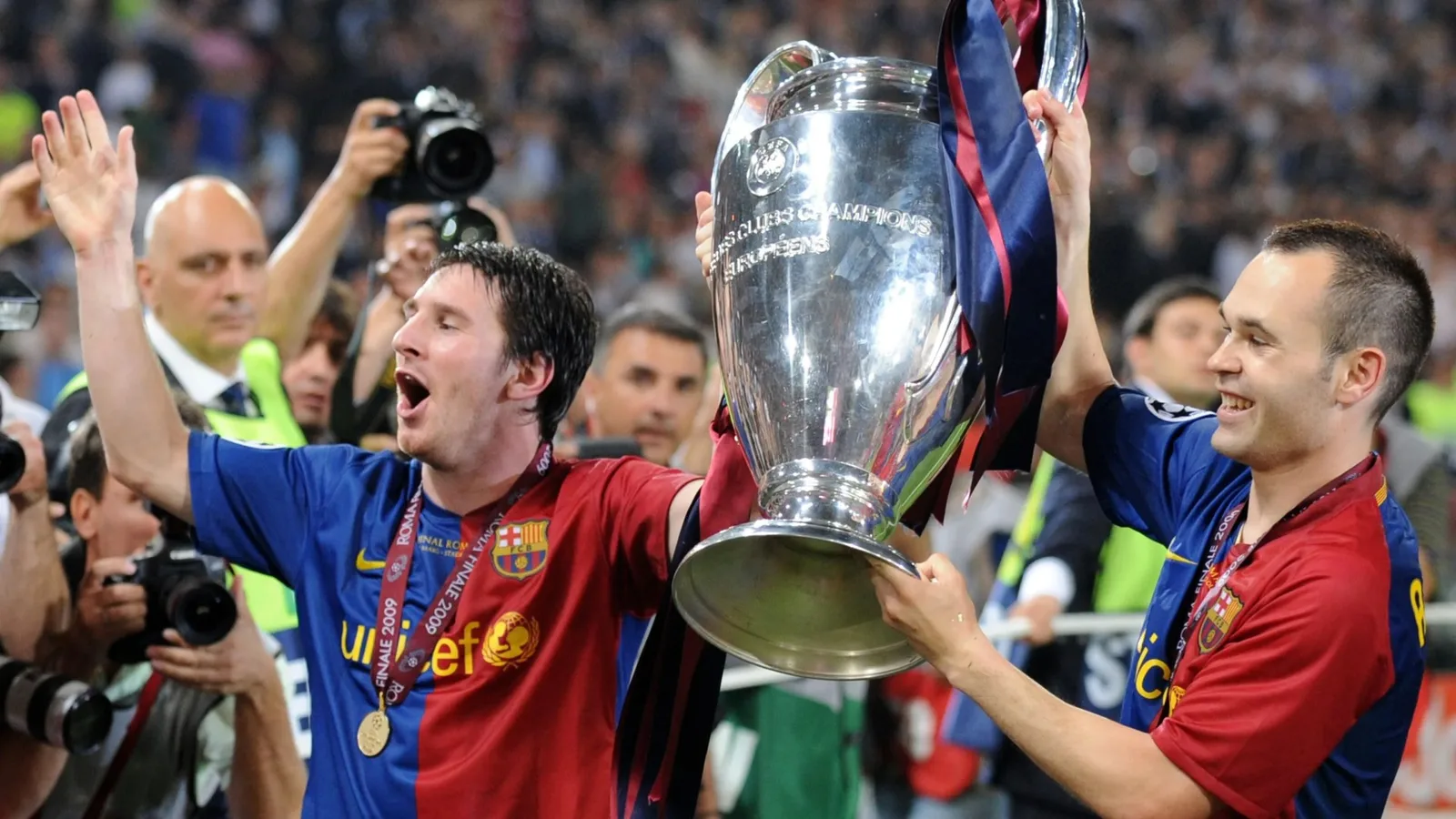 Andres Iniesta omet de manière étonnamment omet Lionel Messi alors qu’il nomme l’ex-star de l’Arsenal dans ses cinq joueurs préférés de tous les temps