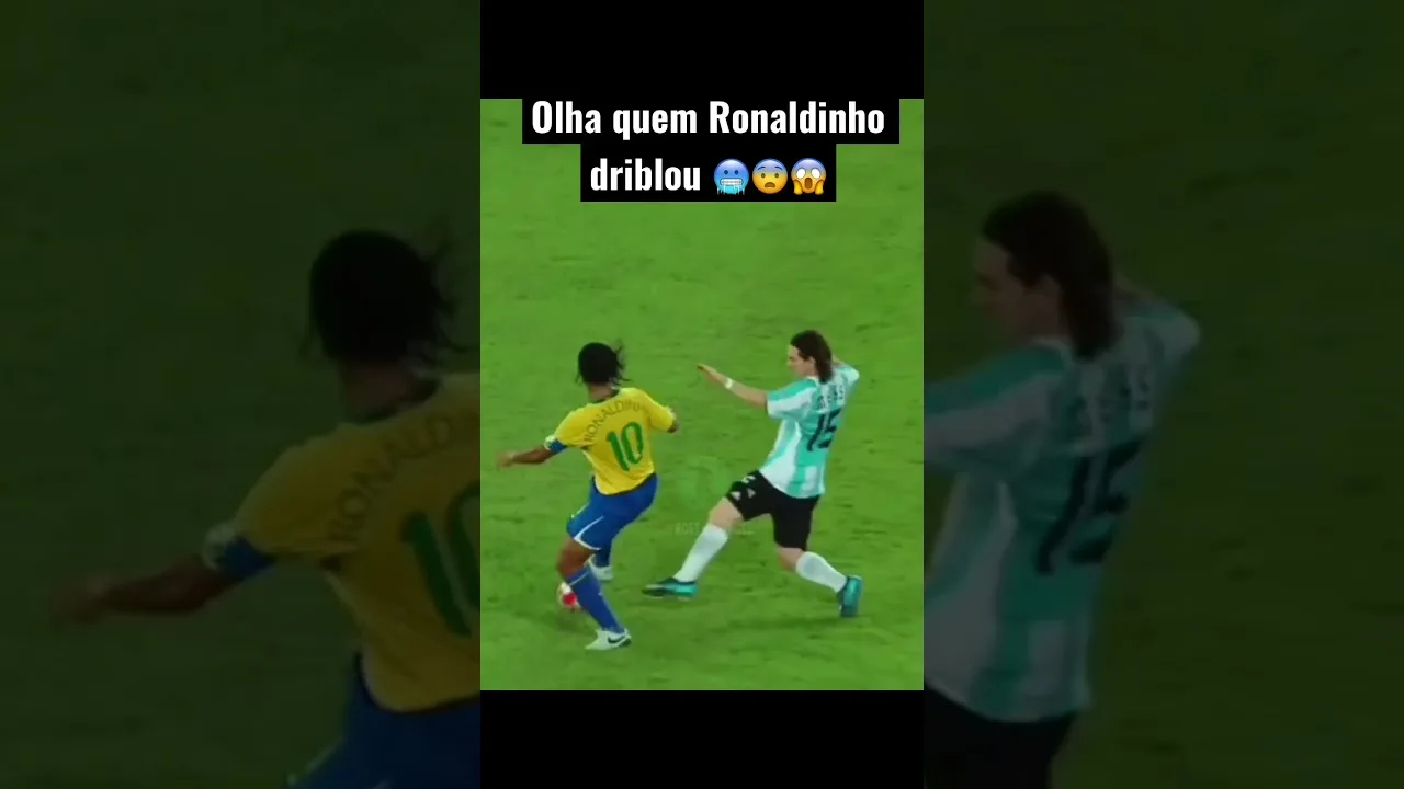 Ronaldinho Gaúcho driblando Lionel Messi #shorts #futebol
