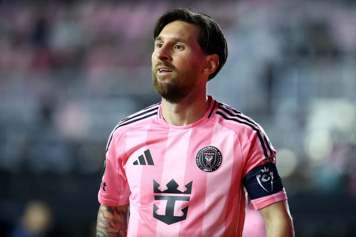 La boisson énergisante de Lionel Messi frappe les étagères, mais les acheteurs disent que c’est un «copieur», des «déchets» et «ils ne peuvent pas le donner»