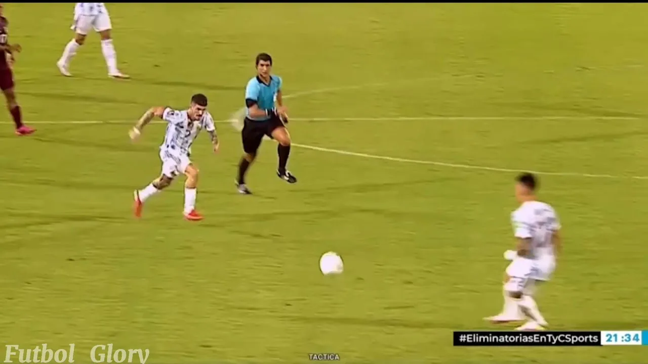L. Martinez RED card deserving tackle on Lionel messi |