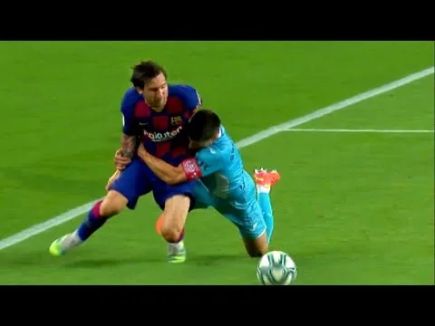 Lionel Messi "Catch Me If You Can" ● Magical
