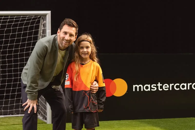 Leo Messi présente la tenue « mascotte des joueurs » à l’occasion du retour de la Ligue des champions de l’UEFA